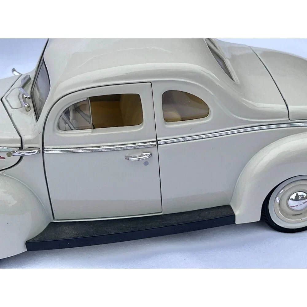 MotorMax 1940 Ford Deluxe Coupe Diecast Model 1:18 Cream Car Collectible Autos